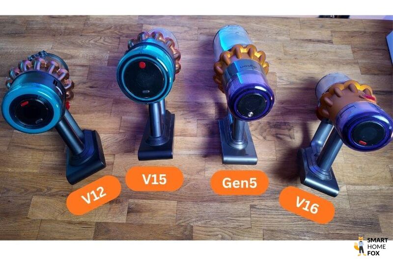 Dyson V12, V15. Gen5 und V16 Saugeinheiten liegen im Tisch im direkten Vergleich nebeneinander und sind beschriftet.